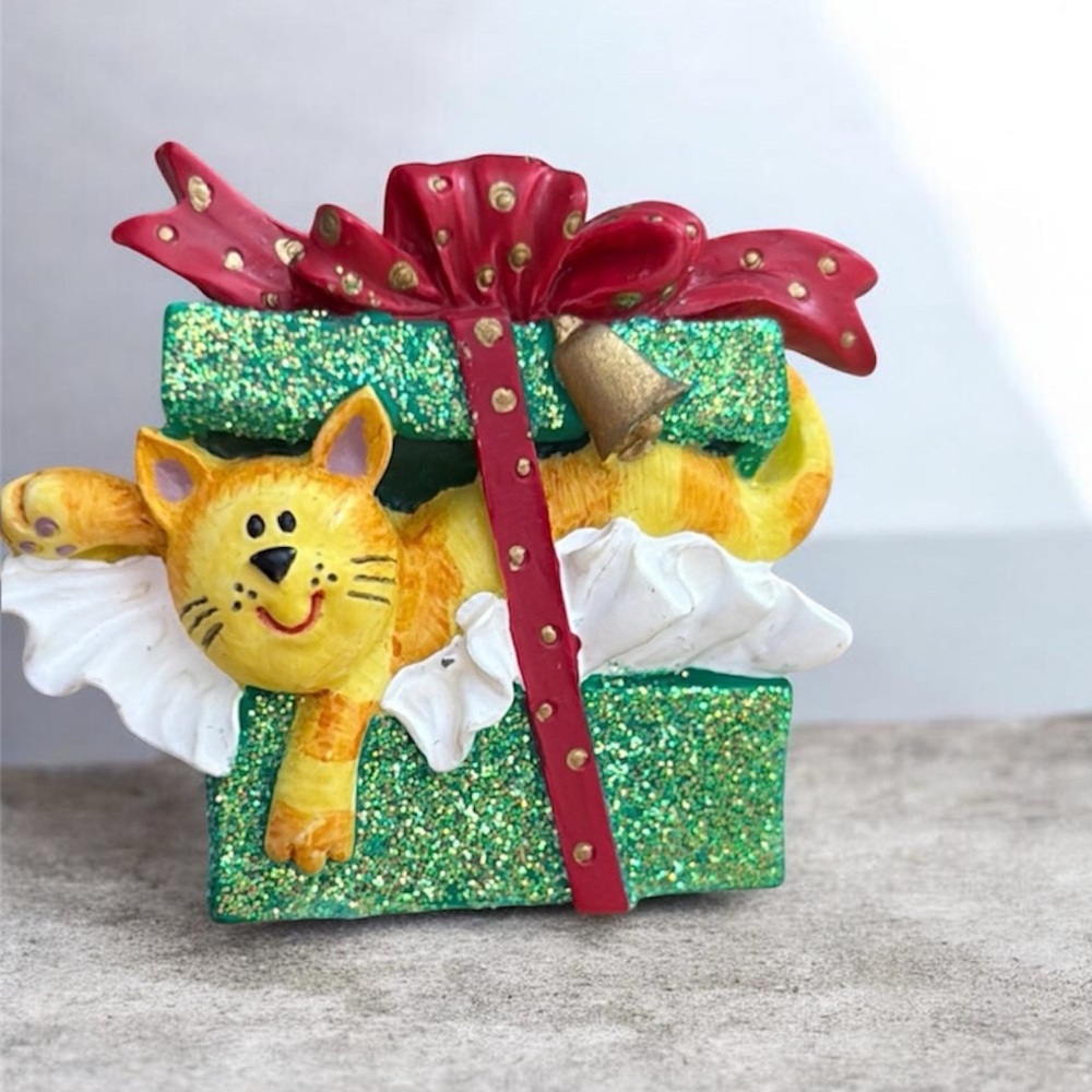 Vintage Christmas Cat Present Brooch Glitter Figural Holiday Pin Avon NIB